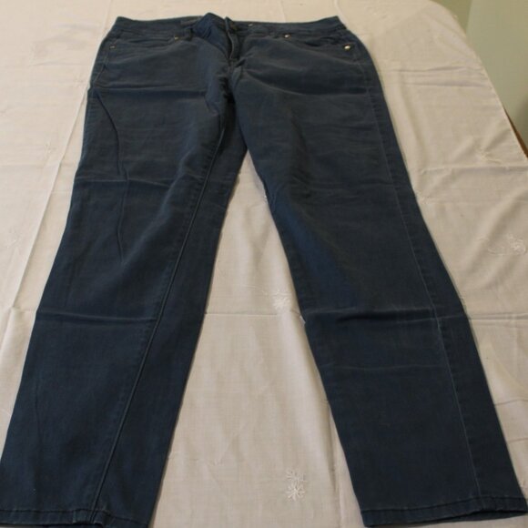 JEANS-003 - Picture 1 of 3